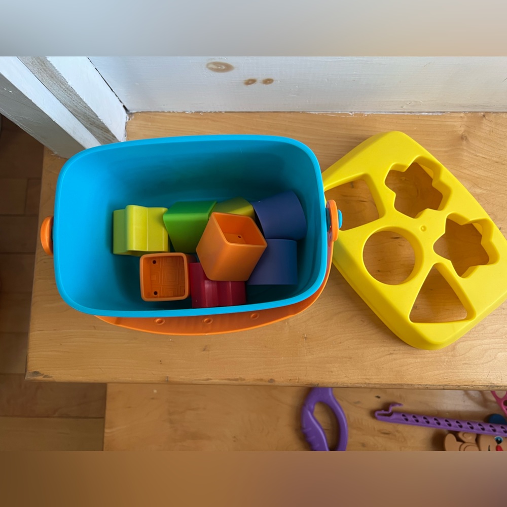 Shape Sorting Bucket - Picture 2 of 2